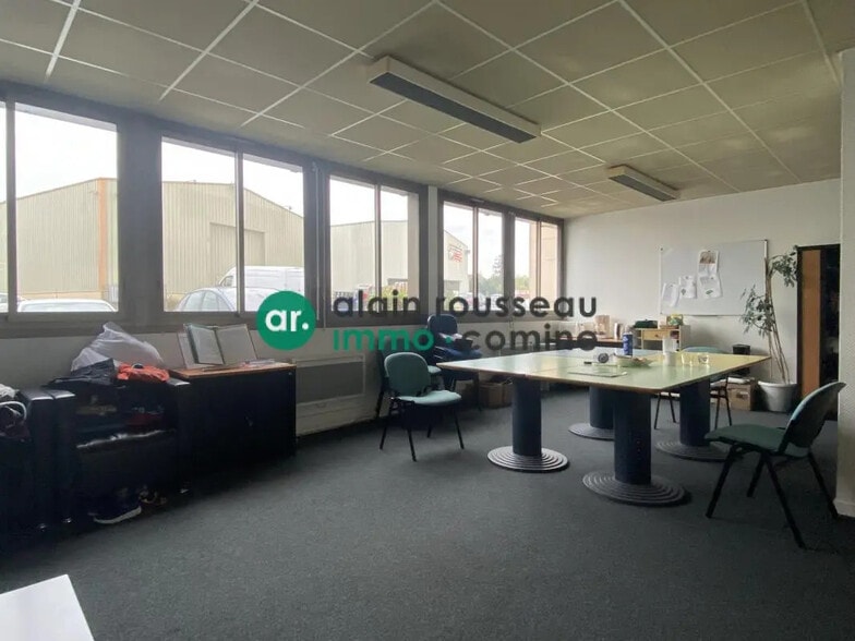 Office in SAINT-BARTHELEMY-D'ANJOU for lease - Interior Photo - Image 1 of 3