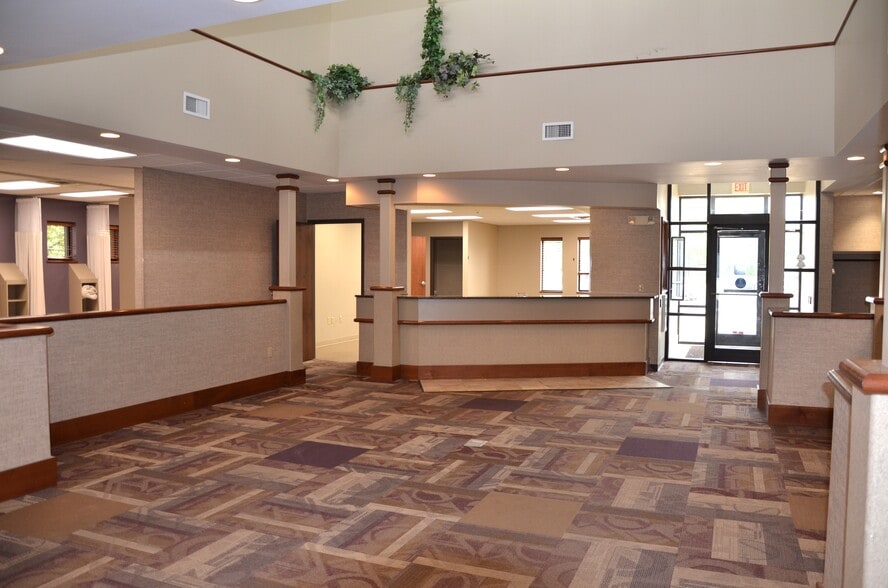 515 7th Ave SE, Cedar Rapids, IA for lease - Interior Photo - Image 2 of 10