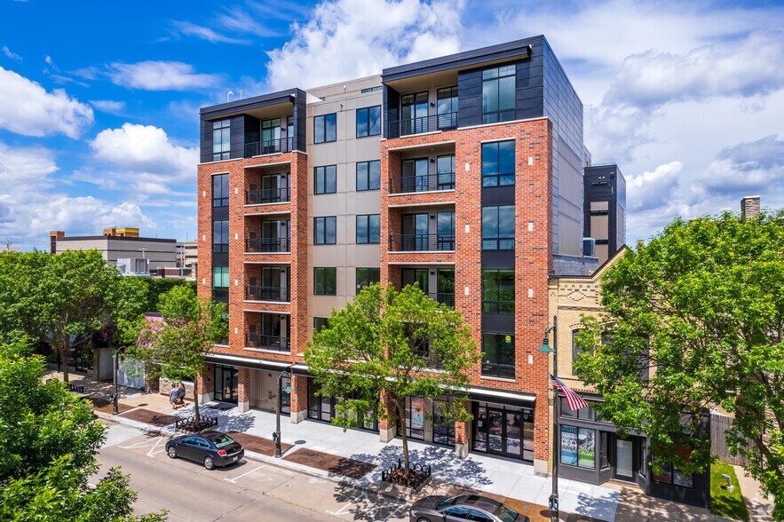 320 E College Ave, Appleton, WI for sale - Primary Photo - Image 1 of 1