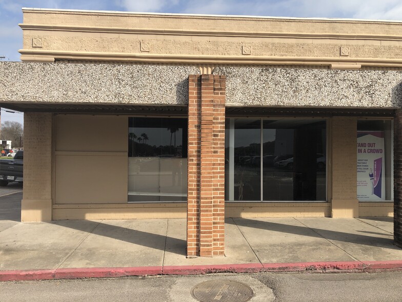 824 Leopard, Corpus Christi, TX for lease - Primary Photo - Image 1 of 8