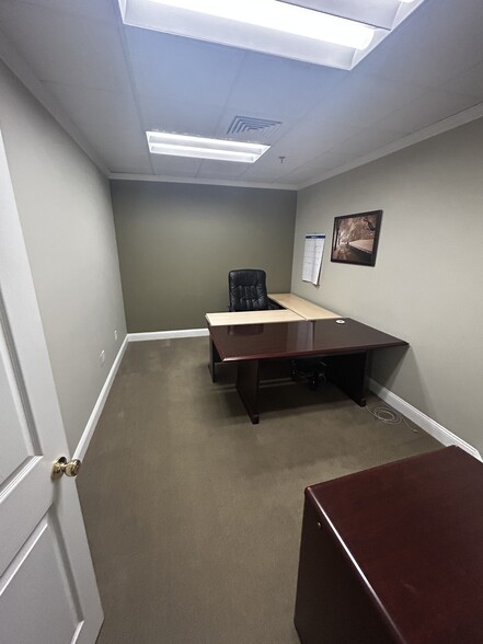 462 Herndon Pky, Herndon, VA for lease - Interior Photo - Image 1 of 4