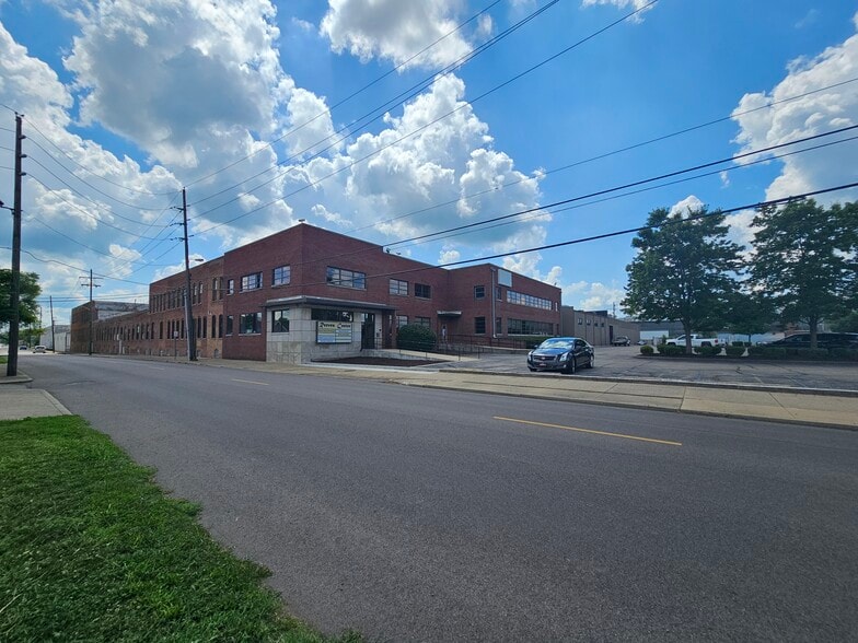 1225 7th St, Columbus, IN for lease - Building Photo - Image 1 of 12