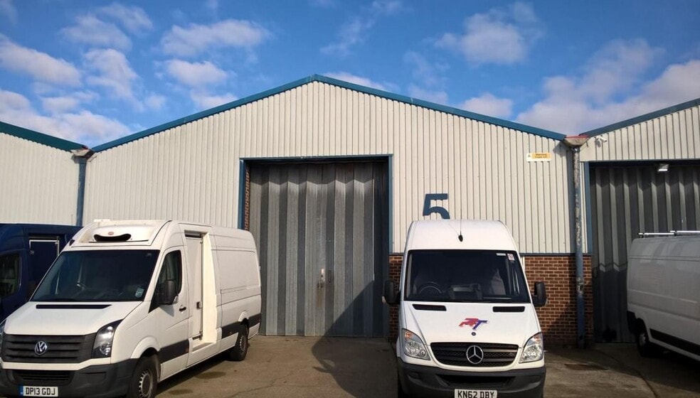 Burndell Rd, Ford for lease - Primary Photo - Image 2 of 4