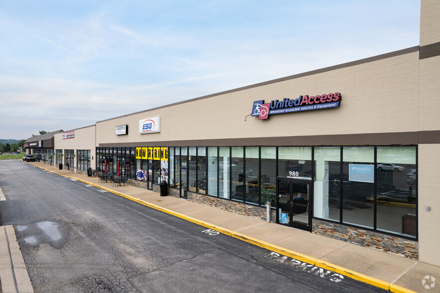 950-988 S Highway Dr, Fenton, MO for lease - Primary Photo - Image 1 of 6