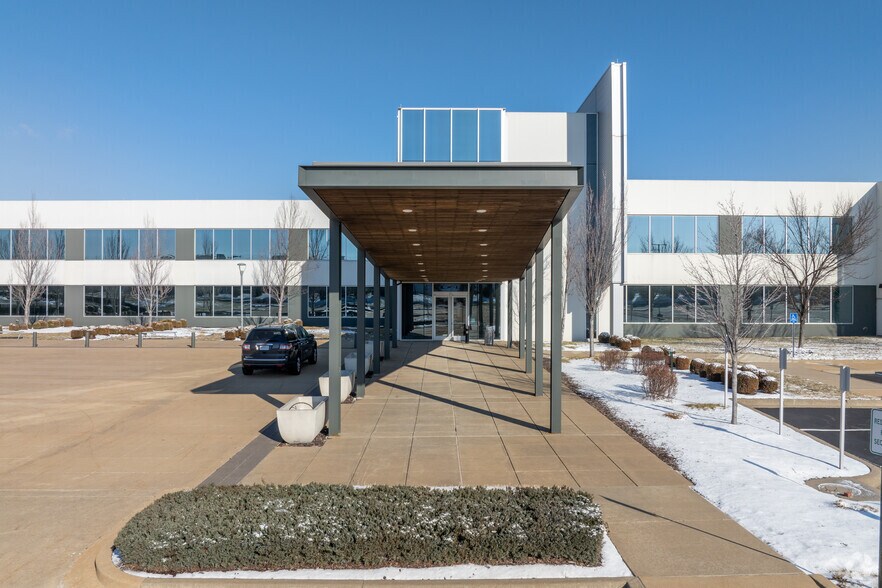 4700 N Hanley Rd, Berkeley, MO for lease - Building Photo - Image 2 of 20