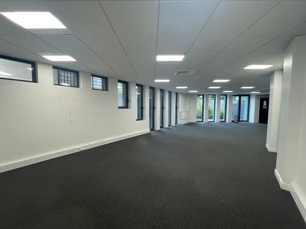 Office in Clichy for lease Interior Photo- Image 1 of 8