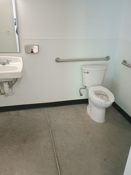 2100 SW Gatlin Blvd, Port Saint Lucie, FL for lease - Interior Photo - Image 2 of 4