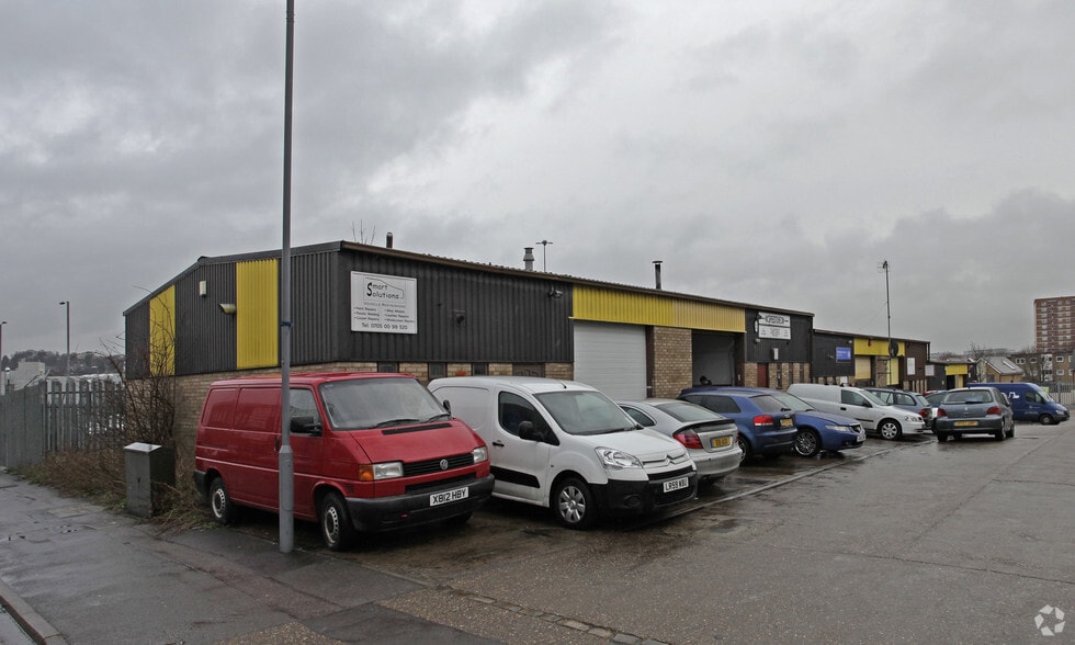 Latimer Rd, Luton for lease - Primary Photo - Image 1 of 3