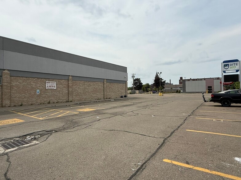 350 Niagara St, Buffalo, NY for lease - Building Photo - Image 3 of 7