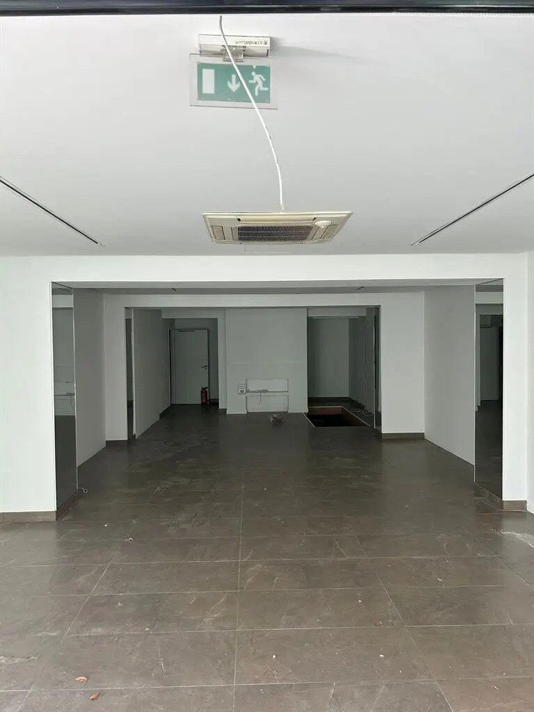 Retail in Paris for lease Interior Photo- Image 1 of 9
