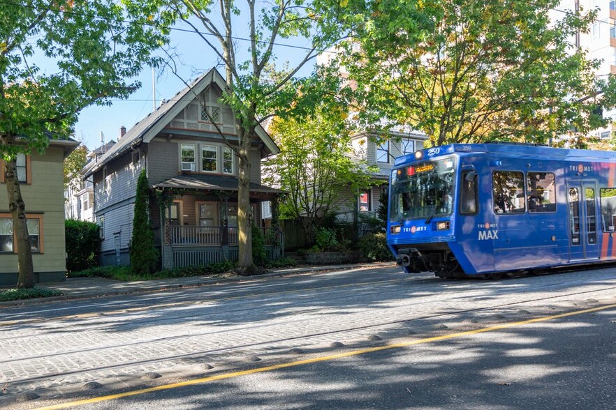 1215 SW 18th Ave, Portland, OR for lease - Primary Photo - Image 1 of 6