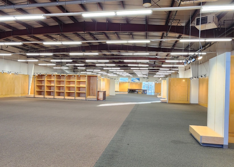 10951 170 STREET NW portfolio of 2 properties for sale on LoopNet.com - Building Photo - Image 2 of 9