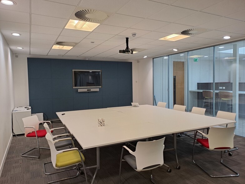 Mold Rd, Wrexham for sale - Interior Photo - Image 3 of 4