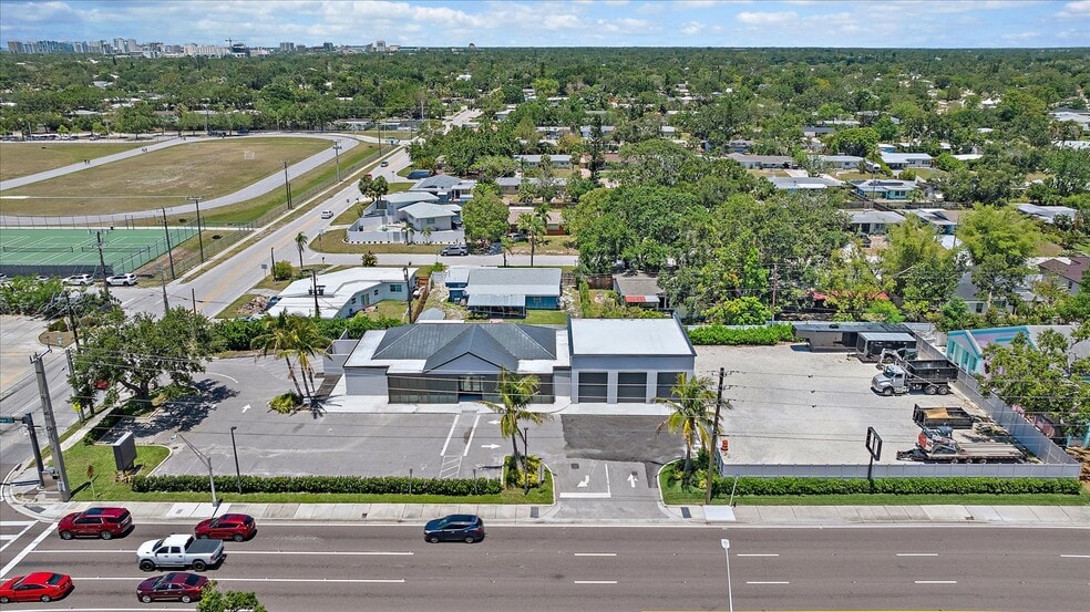 2407 Bee Ridge Rd, Sarasota, FL for sale - Building Photo - Image 1 of 27