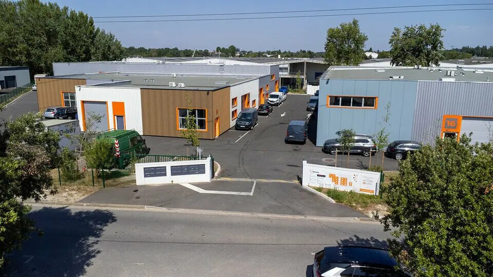 Flex in Carbon-Blanc for sale - Building Photo - Image 2 of 3