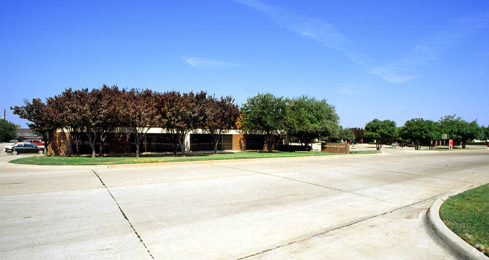 2033 Chenault Dr, Carrollton, TX for lease - Building Photo - Image 2 of 5