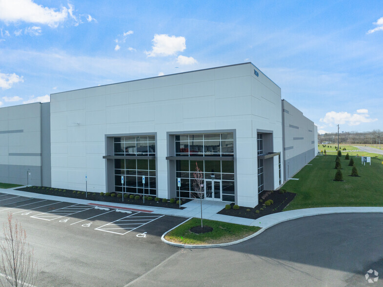 8202 Seward Rd, Hamilton, OH for lease - Building Photo - Image 1 of 11