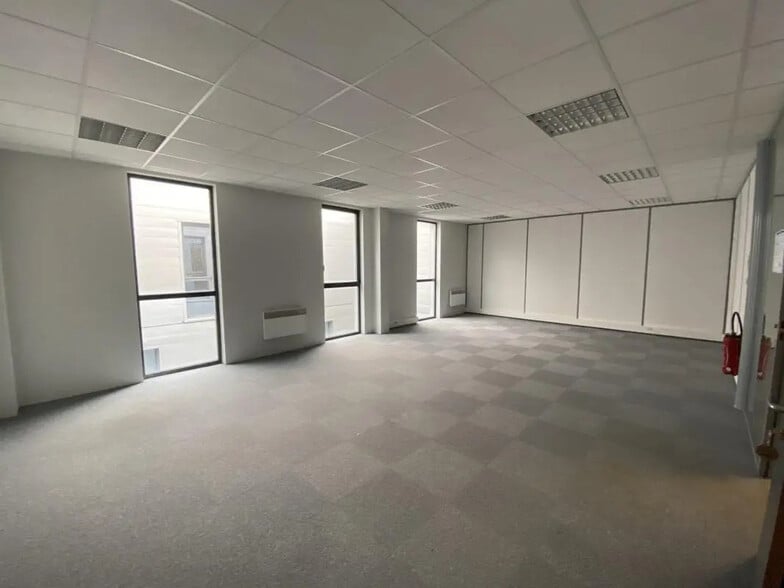 Office in Nogent-le-Phaye for lease - Interior Photo - Image 1 of 31