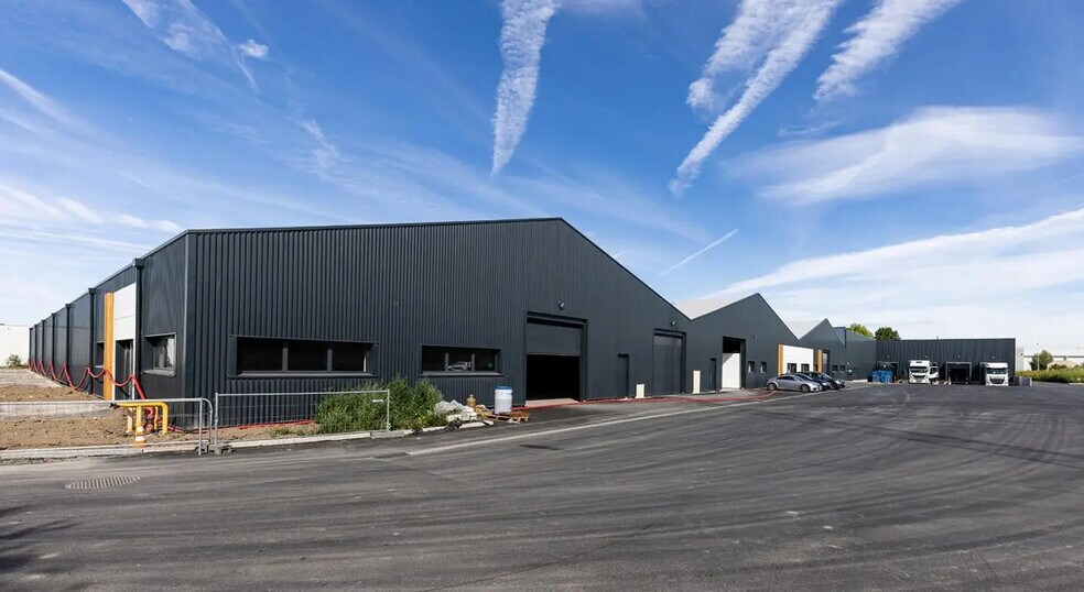 Office in Neuville-en-Ferrain for lease - Building Photo - Image 1 of 5