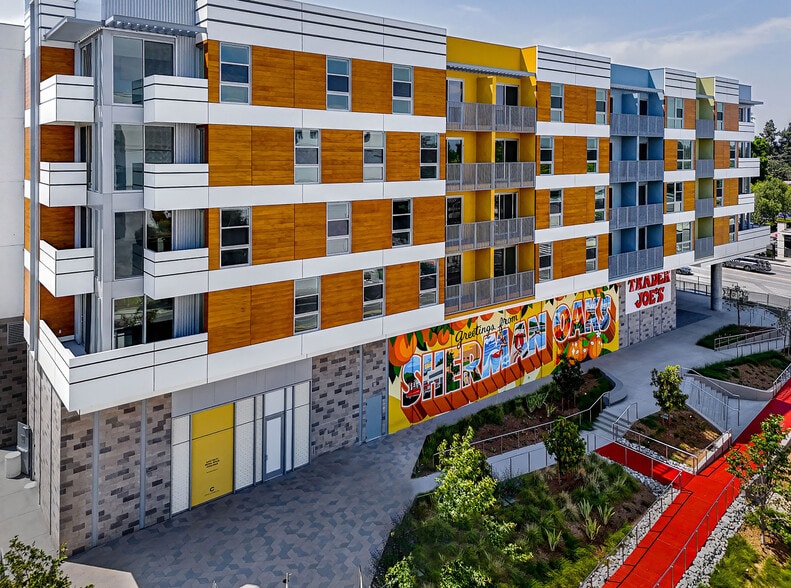 14150 Riverside Dr, Sherman Oaks, CA for lease - Building Photo - Image 1 of 3