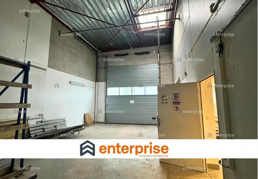 Flex in Beauvais for lease - Interior Photo - Image 1 of 3