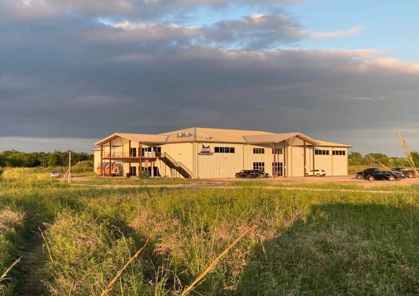 1705 South I-45 East, Corsicana, TX for lease - Primary Photo - Image 1 of 17