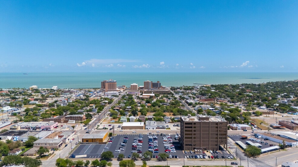 1521 Staples St, Corpus Christi, TX for lease - Building Photo - Image 2 of 11