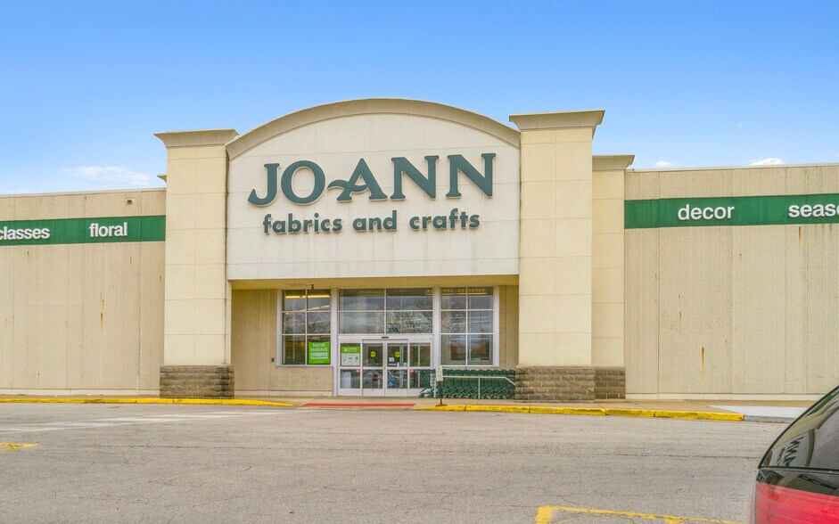 Single Tenant JOANN and Former HyVee Cedar Rapids, IA for Sale
