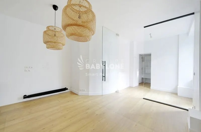 Office in Paris for lease Interior Photo- Image 1 of 11