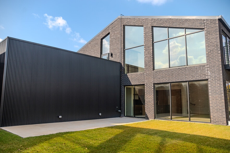 4750 Iberia Ave, Dallas, TX for sale - Building Photo - Image 3 of 19