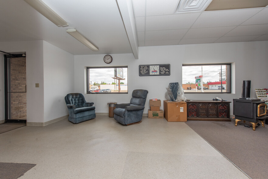 250 E Villard St, Dickinson, ND for sale - Interior Photo - Image 3 of 45