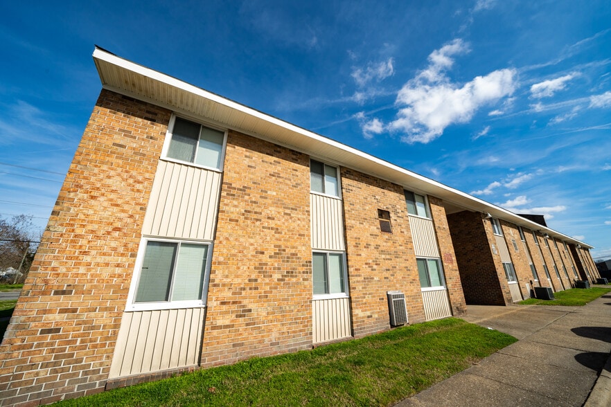 Lansdale Garden & Miramar Apartments portfolio of 3 properties for sale on LoopNet.com - Building Photo - Image 1 of 8