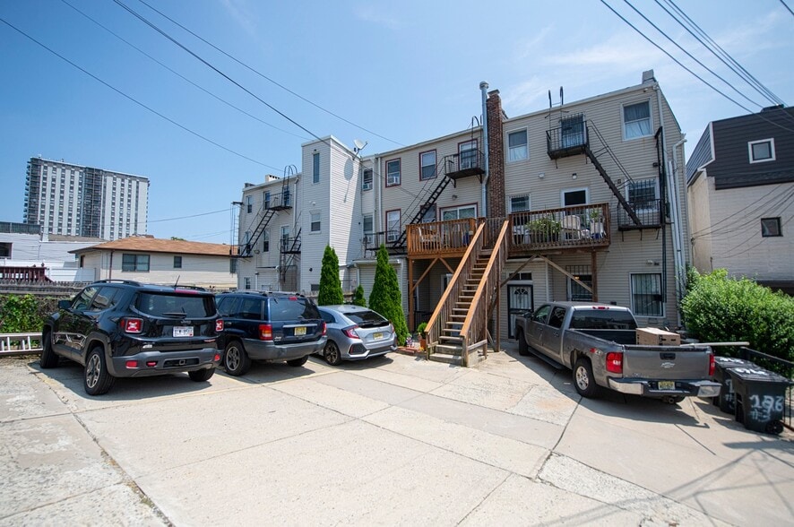 298 Paterson Plank Rd, Jersey City, NJ for sale - Building Photo - Image 2 of 7