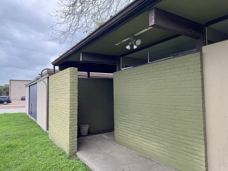 611 N Esplanade St, Cuero, TX for sale - Building Photo - Image 3 of 22