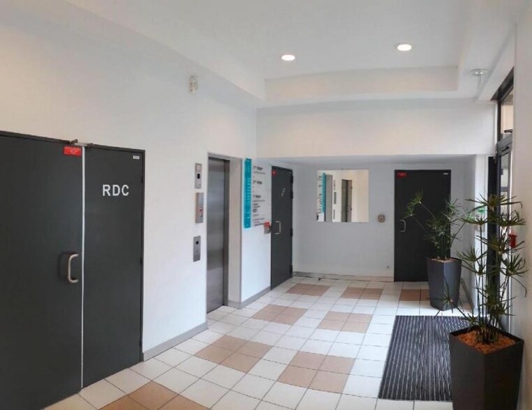 Office in Clichy for lease - Lobby - Image 1 of 1