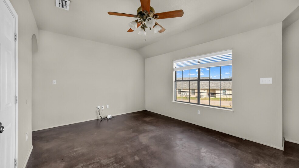 141 Lindas Creek Ln, Weatherford, TX for sale - Building Photo - Image 3 of 54