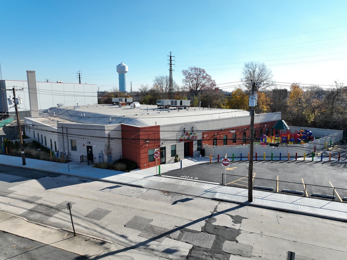 40 Rocklyn Ave, Lynbrook, NY 11563