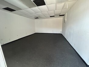4800 W 34th St, Houston, TX for lease Interior Photo- Image 2 of 2