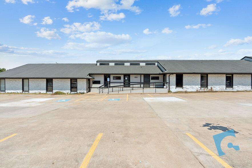 601 Omega Dr, Arlington, TX for lease - Building Photo - Image 1 of 16