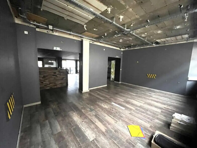 Retail in Rouen for lease - Interior Photo - Image 2 of 5