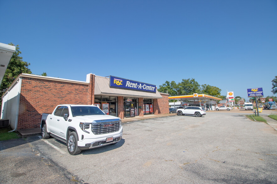 402 W Market St, Bolivar, TN for sale - Primary Photo - Image 1 of 34