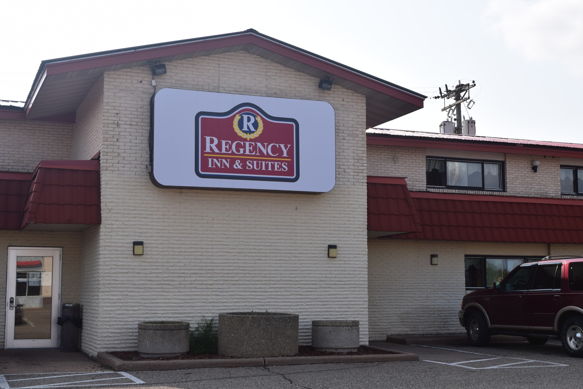 1828 S Hastings Way, Eau Claire, WI 54701 Regency Inn & Suites