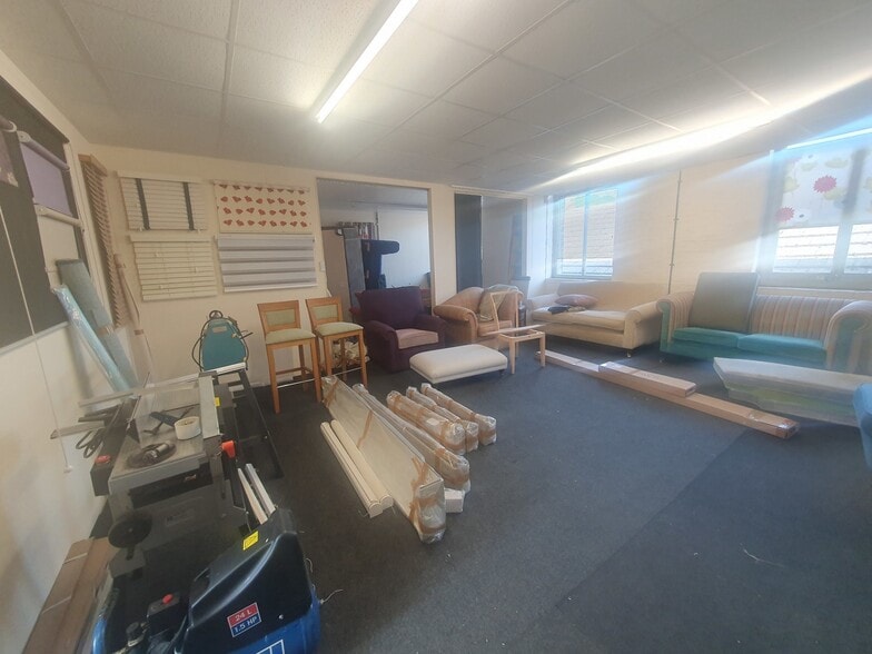 Huddersfield Rd, Holmfirth for lease - Interior Photo - Image 2 of 3