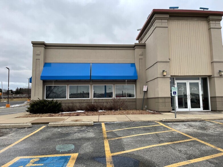 8101 W Brown Deer Rd, Milwaukee, WI for lease - Building Photo - Image 2 of 12