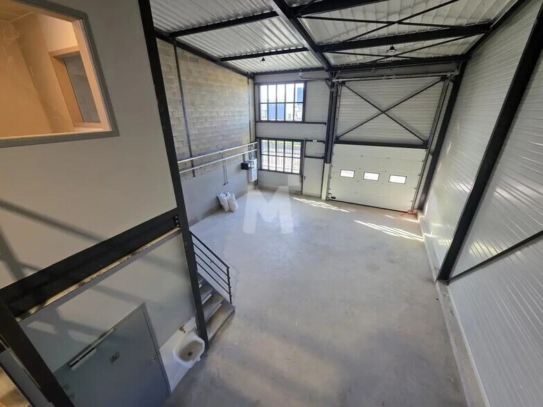 Flex in Ormoy for lease - Building Photo - Image 3 of 12