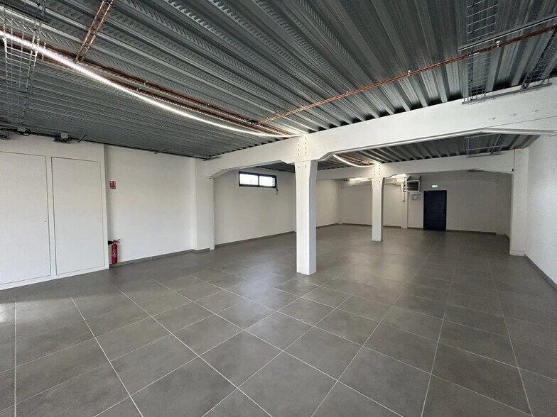 Retail in Dreux for lease - Interior Photo - Image 3 of 8