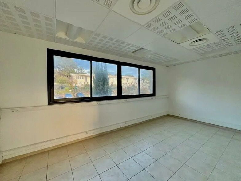 Office in Mouans-Sartoux for lease - Interior Photo - Image 3 of 4