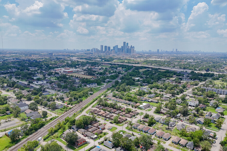 2101 Hutton St, Houston, TX for sale - Primary Photo - Image 1 of 70