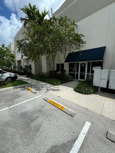 2450 W Sample Rd, Pompano Beach, FL for lease - Building Photo - Image 3 of 8