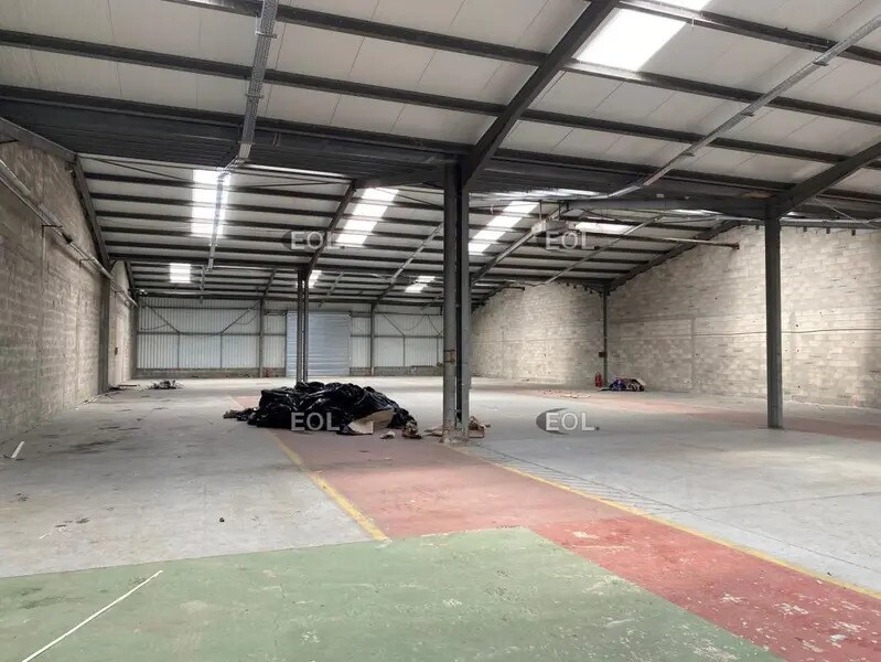 Flex in Servon for lease Building Photo- Image 1 of 6